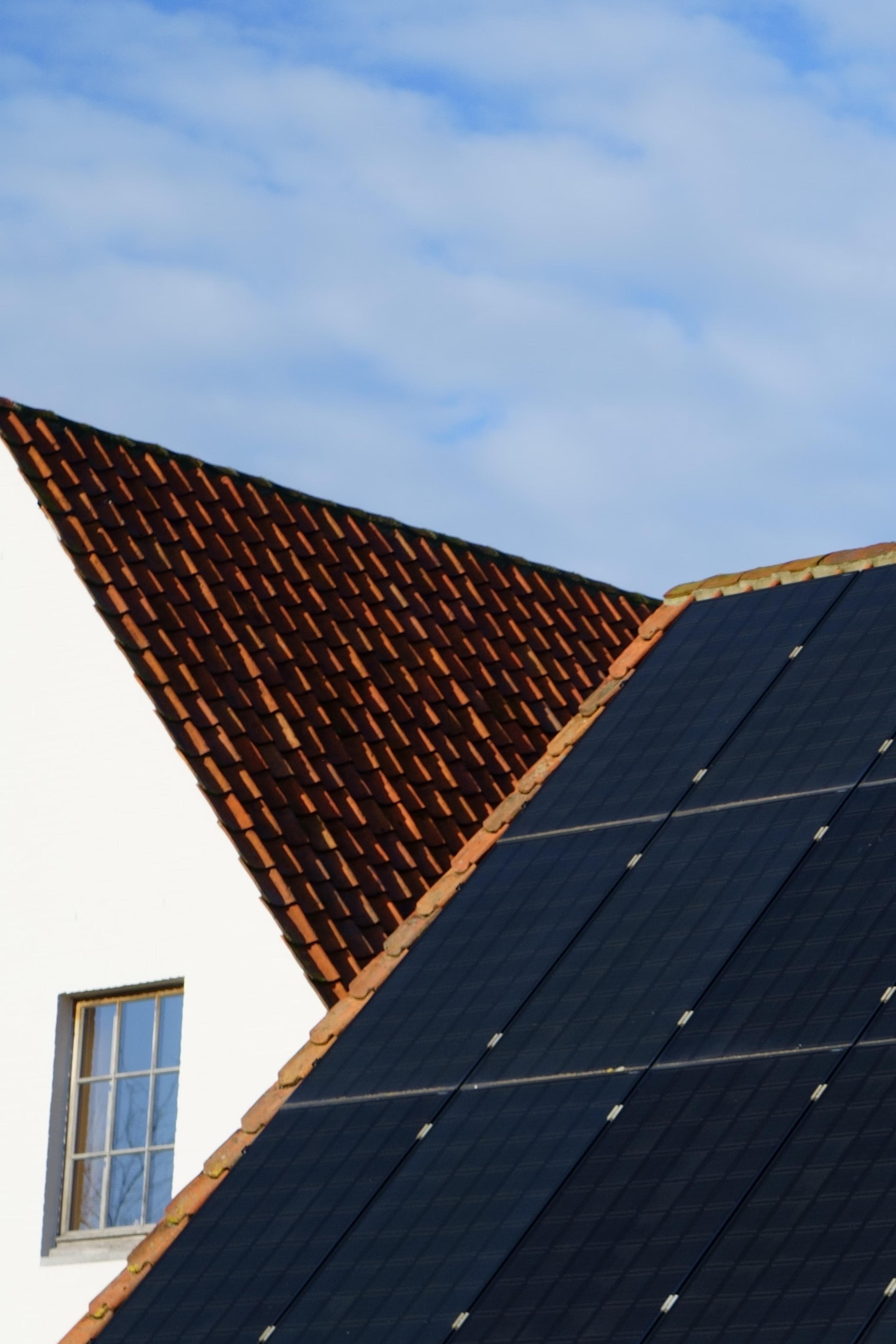 Conta de Luz Mais Cara em 2026: Por Que SJC, Taubaté e Guaratinguetá Lideram a Energia Solar no Vale do Paraíba